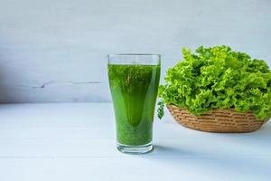 jugo de vegetales en un vaso foto