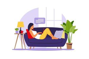 mujer se encuentra con la computadora portátil en el sofá. Ilustración del concepto para trabajar, estudiar, educar, trabajar desde casa. plano. ilustración vectorial. vector
