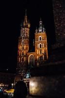 Cracovia, Polonia 2017- noches en la antigua zona comercial de Cracovia con las luces de las farolas foto