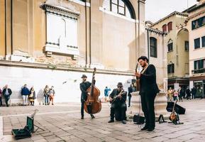 Venecia, Italia 2017- músicos callejeros en la plaza de Venecia. foto