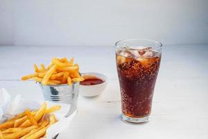 refresco helado y papas fritas foto