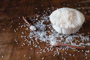 arroz blanco en una mesa foto