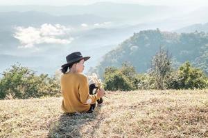 mujer sosteniendo arroz mientras está sentado en una montaña