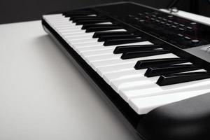 teclado en una mesa blanca foto