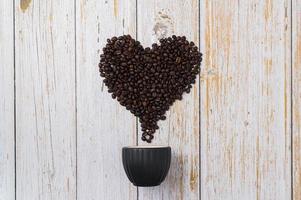 Granos de café dispuestos en forma de corazón, me encanta beber café concepto foto