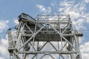 Puente grúa y planta hidroeléctrica sobre fondo de cielo azul foto