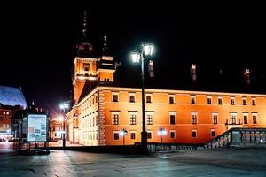 Varsovia, Polonia 2017- edificios comerciales de Warshawa de luces nocturnas foto