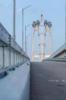 Puente en construcción con grúa de carretera y pilares. foto