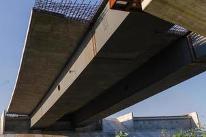 puente en construcción con carretera foto