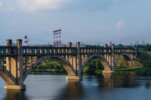 Puente de dos niveles de carretera y ferrocarril sobre el río. foto