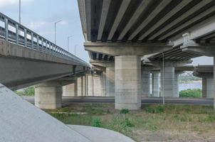 construcción de puentes con pilares foto