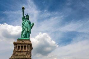 estatua de la libertad de cerca en un día soleado foto