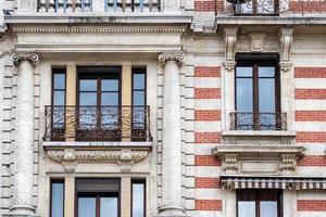 Fachada de un edificio histórico de ladrillo con balcones metálicos foto