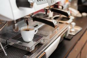 espresso en una taza blanca foto