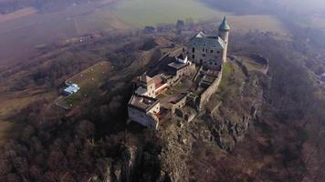 Drohne umkreist alte Burg an einem sonnigen Frühlingstag in 4 k