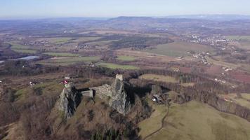 Drone en orbite autour du vieux château sur la colline par une journée de printemps ensoleillée en 4 k video