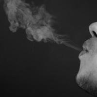 hombre soplando humo de cigarrillo foto