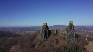 drone orbitando um antigo castelo em um dia ensolarado de primavera em 4 k video