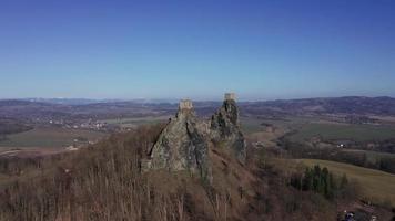 drone orbitando un antiguo castillo en un soleado día de primavera en 4 k video