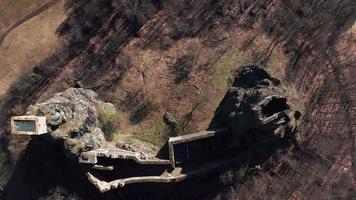 drone stijgt boven het oude kasteel op een zonnige lentedag in 4 k video