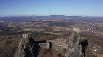 veduta aerea di un antico castello in una soleggiata giornata primaverile in 4 k video