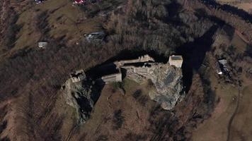 luchtfoto van een oud kasteel op een zonnige lentedag in 4 k video