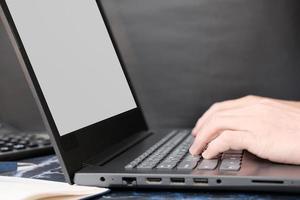 La mano del empresario trabajando en una computadora portátil, concepto de tecnología