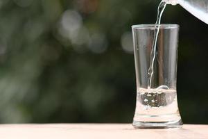 agua potable mineral en la mesa de madera foto