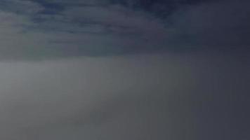 drönare som flyger upp över molnen i 4 k video
