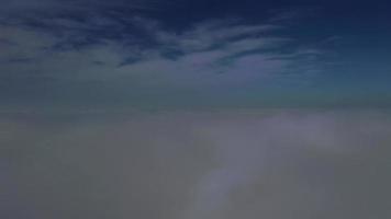 drone volant au-dessus et dans les nuages en 4 km video