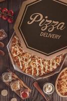 pizza brasileña con mozzarella, pollo, catupiry y orégano en caja de entrega