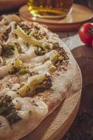 pizza con mozzarella, brócoli, catupiry y parmesano foto