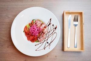 una foto de una ensalada de menta y dolendwitz en un restaurante sobre la mesa