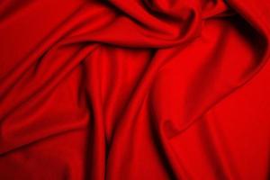 fondo de tela doblada de seda roja foto