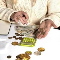 Mujer haciendo auditoría de los gastos del hogar en la cuenta de casa.