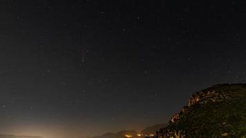 El pequeño cometa neowise atrapado en el sur de Francia. foto