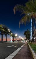 Promenade des Anglais en Niza, Francia durante la puesta de sol foto