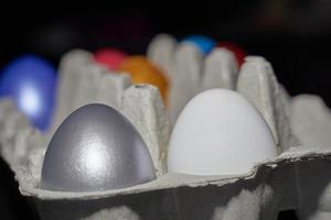 Cerca de huevos de color perla para la pascua en una bandeja de huevos foto