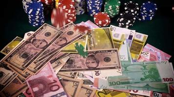 dinheiro e fichas de pôquer video