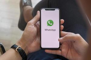 chiang mai, tailandia, 23 de enero de 2021 - whatsapp en el teléfono inteligente foto