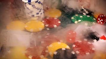 juegos de azar, dados rojos, cartas de póquer y fichas de dinero en humo