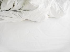 sábanas blancas en una cama deshecha foto