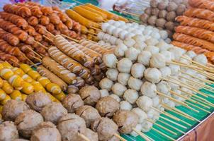 albóndigas en brochetas de madera foto