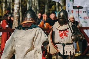 Batalla de caballeros con armadura con espadas en Bishkek, Kirguistán 2019 foto