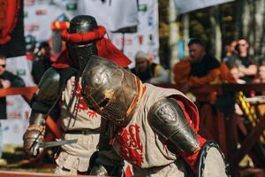 Batalla de caballeros con armadura con espadas en Bishkek, Kirguistán 2019 foto