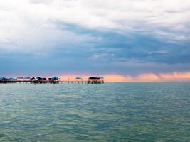 puesta de sol sobre un muelle foto