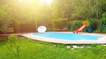 piscina del patio trasero con tobogán foto