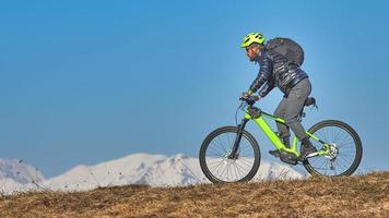 hombre en bicicleta de montaña foto