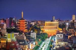 Templo sensoji desde la vista superior en la noche, Tokio, Japón foto