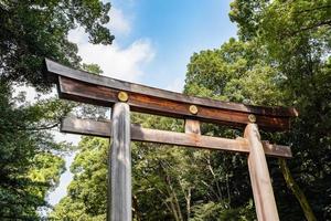 puerta torii de madera, la puerta tradicional japonesa en el santuario sintoísta, meiji-jingu en tokio, japón. foto